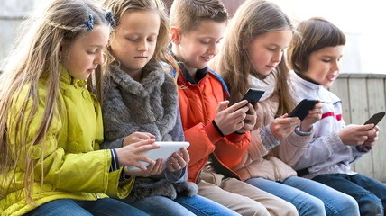 В России предлагают запретит пользоваться соцсетями детям до 14 лет
