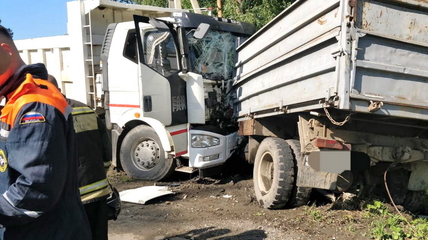 После жесткого столкновения грузовиков одного из водителей зажало в салоне