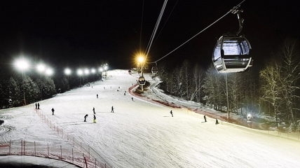 В Горном Алтае на курорте «Манжерок» теперь можно кататься на лыжах или сноуборде по вечерам