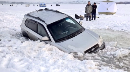 В Алтайском крае два автомобиля чуть не ушли под лёд на водохранилище