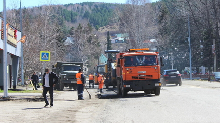 В Белокурихе приступили к ямочному ремонту основных дорог