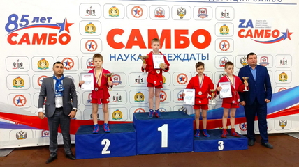 Сборная Алтайского края завоевала 11 медалей на межрегиональных соревнованиях по самбо