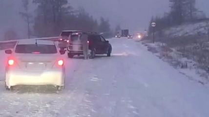 В Горном Алтае после сильного снегопада на перевале застряли десятки машин (видео)