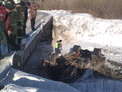 В Алтайском крае водитель на грузовике улетел с моста и остался жив