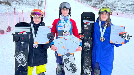 Двумя золотыми и двумя серебряными медалями пополнили свою копилку сноубордисты Белокурихи