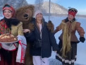 Татьяну Навку на Алтае встретили с караваем и медведями