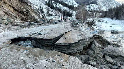 В Горном Алтае мощный камнепад обрушился на дорогу, образовав гигантскую дыру в асфальте (видео)
