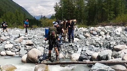 Восемь полицейских совершили 30-километровый пеший поход к подножью горы Белуха