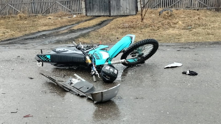 В Советском районе произошло ДТП, подросток без прав на мотоцикле врезался в автомобиль