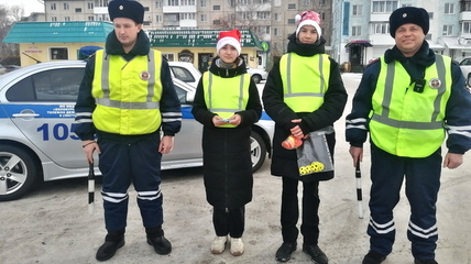 Белокурихинская Госавтоинспекция совместно с ЮИДовцами провели акцию «Полицейский Дед Мороз»