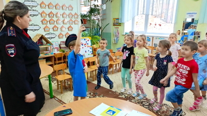 Сотрудники Госавтоинспекции провели мероприятие по тематике ПДД в детском саде «Алёнушка»