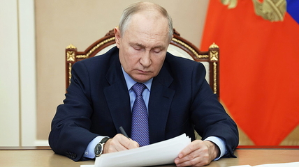 Путин подписал законы о штрафах за навязывание товаров или услуг и снижении НДС на детские товары