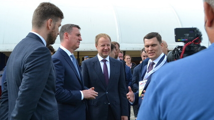Министр сельского хозяйства РФ и губернатор края посетили стенд РСХБ во время «Дня Сибирского поля»