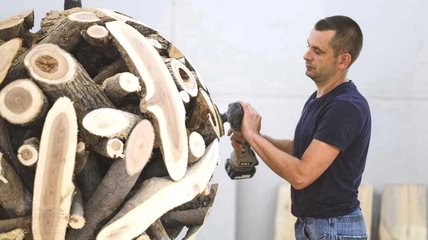 Пожарный из Белокурихи в свободное от работы время создаёт удивительные фигуры из дерева