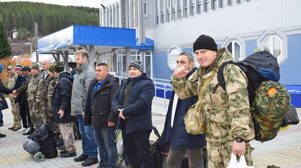 Очередная группа мобилизованных отправилась из Белокурихи в войсковые части