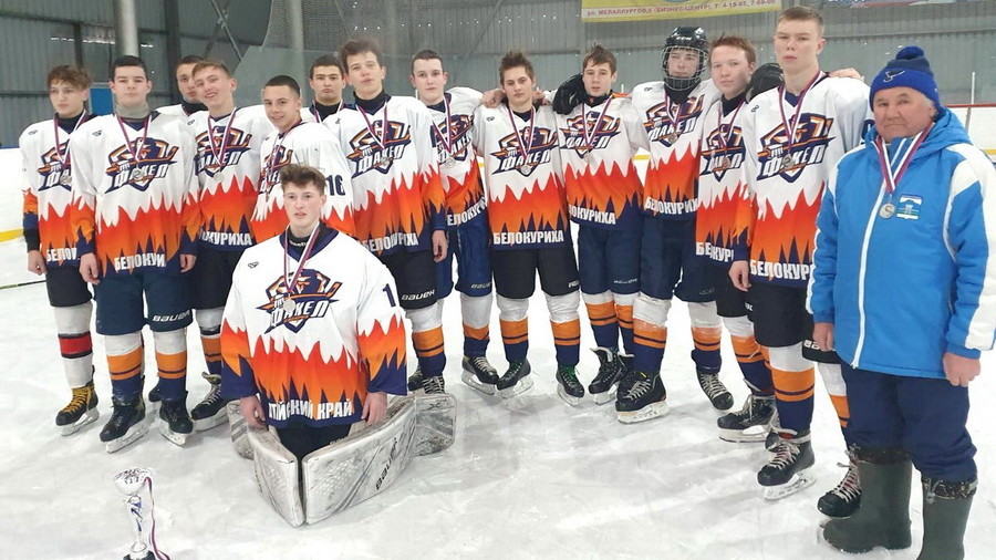Хоккеисты «Факела» из Белокурихи взяли серебро краевой «Золотой шайбы»