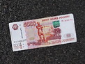 На Алтае 19-летнего парня обвиняют в краже за то, что он подобрал возле банкомата 5-тысячную купюру
