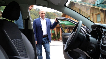 Путин поручил до февраля 2024 года разработать меры по пересадке чиновников на российские машины