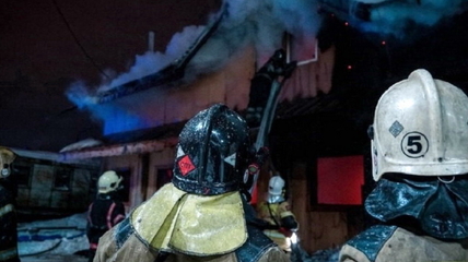 В Белокурихе мощный пожар охватил 100 квадратных метров надворной постройки