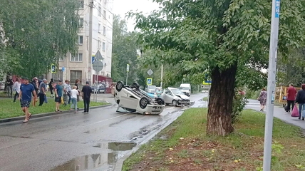 В Бийске Toyota не уступила дорогу и врезалась в Daihatsu, после чего та перевернулась на крышу (видео)