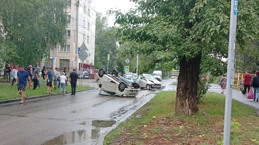 В Бийске Toyota не уступила дорогу и врезалась в Daihatsu, после чего та перевернулась на крышу (видео)