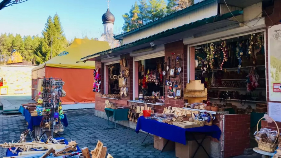 Туристам в Белокурихе продают целебный воздух и матрешек в масках