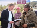 После двухсотого совместного снимка мы перестали считать желающих сделать фото вместе с денисовцем