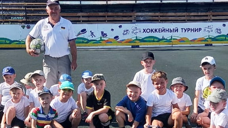 Дети из детского сада «Родничок» в гостях у ДЮСШ: футбол и веселые старты на хоккейной коробке