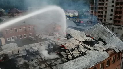 В Горно-Алтайске во время пожара рухнула кровля административного здания