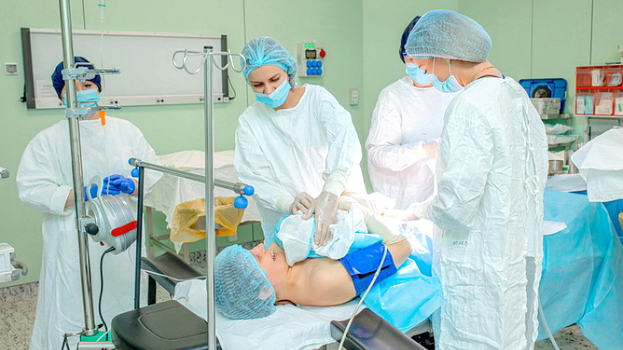 Собственноручно извлекать ребенка разрешили роженицам в Алтайском крае