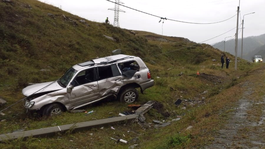В Горном Алтае внедорожник опрокинулся в кювет и снес ЛЭП, водитель в больнице