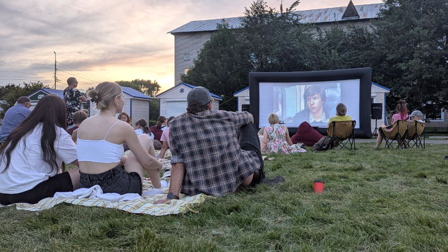 В центре Белокурихи под открытым небом можно посмотреть кино