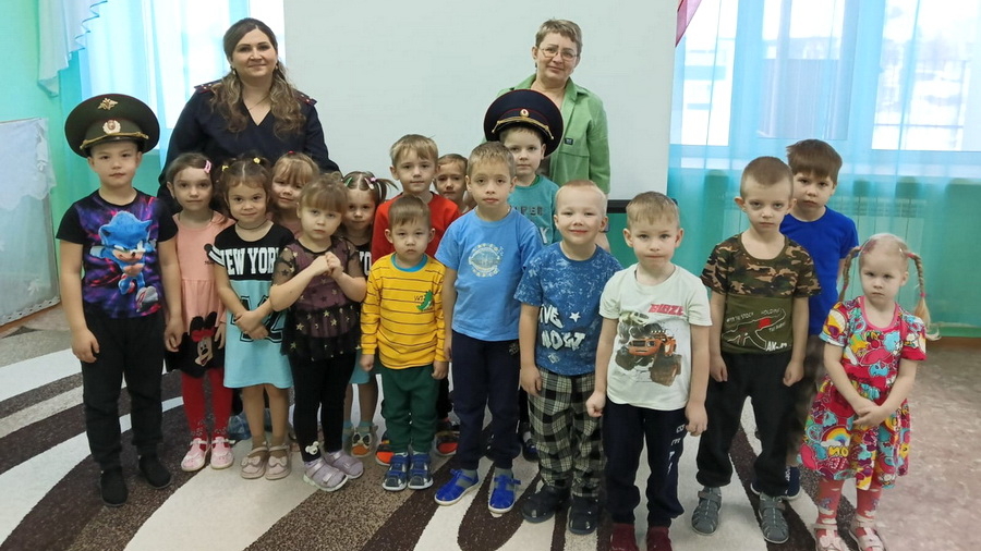 Сотрудники Госавтоинспекции провели в детском саде «Сказка» мероприятие «О чем поведают знаки»