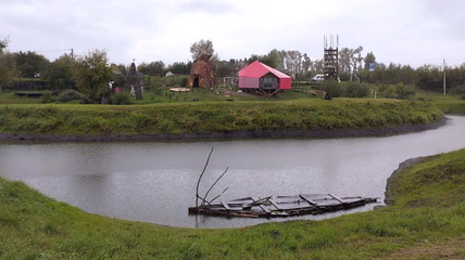 Как семья создала в Белокурихе арт-парк с механическим театром и великаном