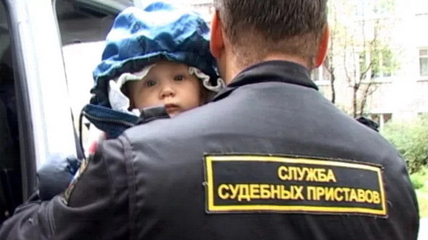 В Бийске девятимесячную дочь, похищенную отцом, вернули матери