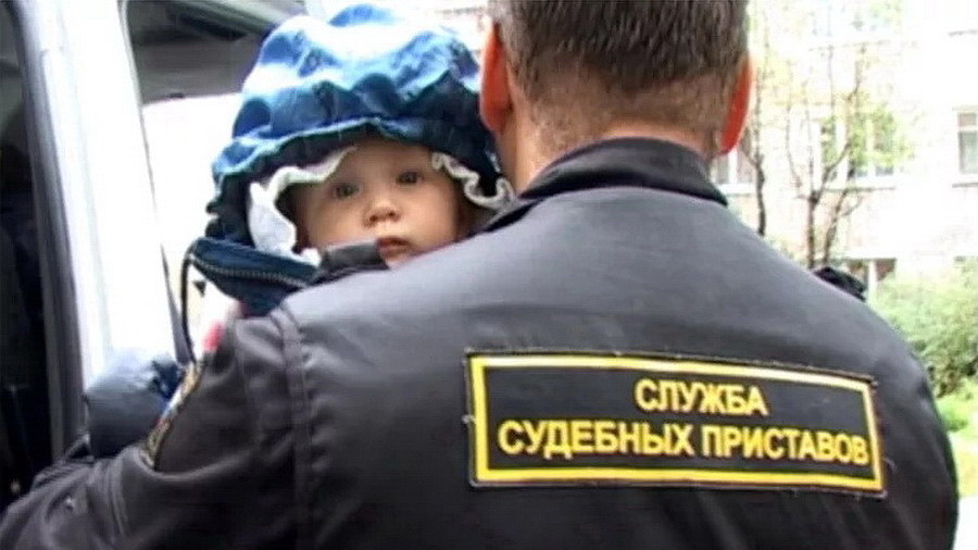В Бийске девятимесячную дочь, похищенную отцом, вернули матери