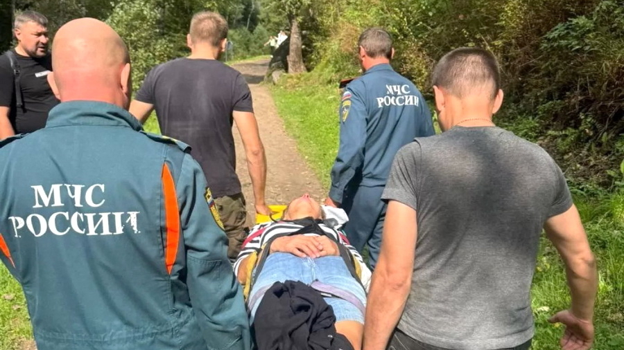 Спасатели помогли женщине, повредившей спину во время прогулке по окрестностям курорта
