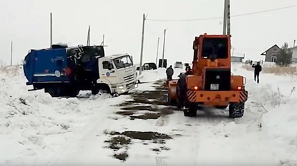 В Белокурихе мусоровозы застревают на нечищеных улицах частного сектора (видео)