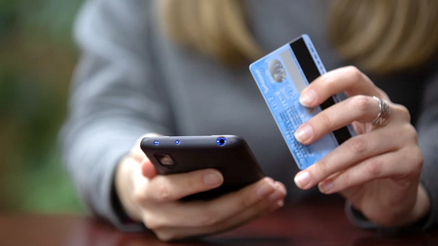 Злоумышленники обманули жительницу Белокурихи под предлогом купли-продажи парфюма