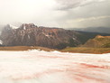 Из-за цветения водорослей, ледник в Республике Алтай окрасился в розовый и красный цвет