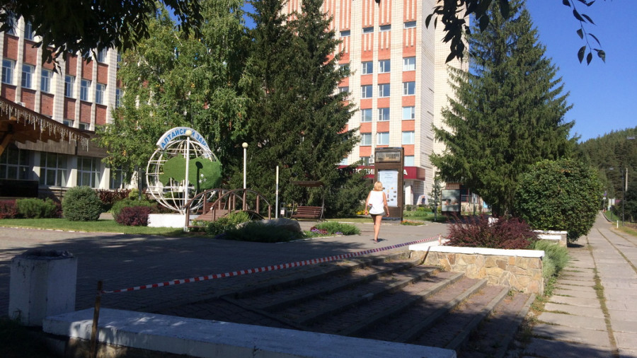 Напротив санатория «Алтайский замок» начались работы по благоустройству территории 