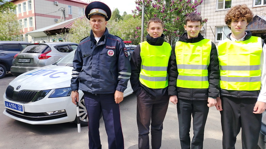 Сотрудники Госавтоинспекции с отрядом ЮИД «Светофор» и родителями провели акцию «Родительский патруль»
