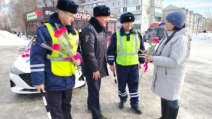 Госавтоинспекция и отряд ЮИД поздравили автоледи с наступающим праздником 8 марта