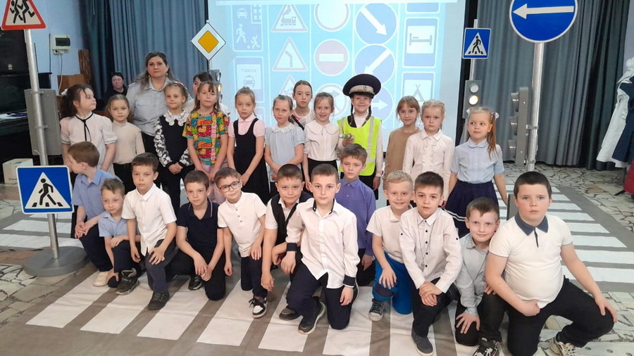 Сотрудники ГАИ провели занятие со школьниками на мобильной площадке «Центра эстетического воспитания»