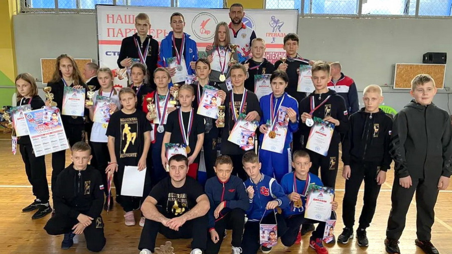 18 медалей выиграли белокурихинские кикбоксёры на первенстве Алтайского края
