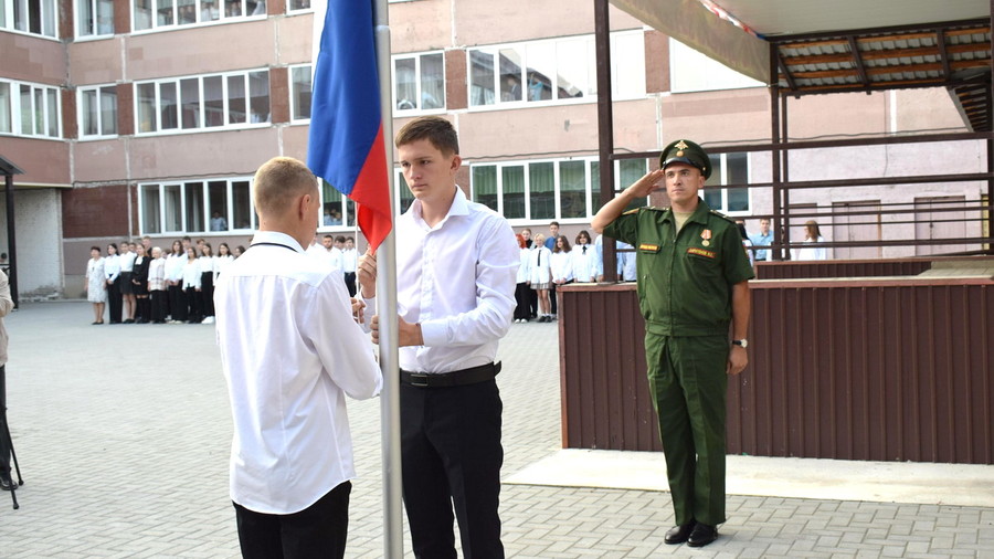 В Белокурихе провели церемонию поднятия государственного флага РФ
