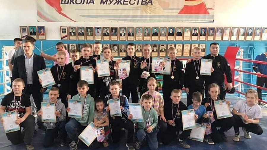 Белокурихинские кикбоксёры вернулись с турнира с 20 медалями