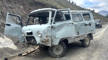 На Алтае столкнулись два УАЗа, водители которых - один пьяный, другой без прав