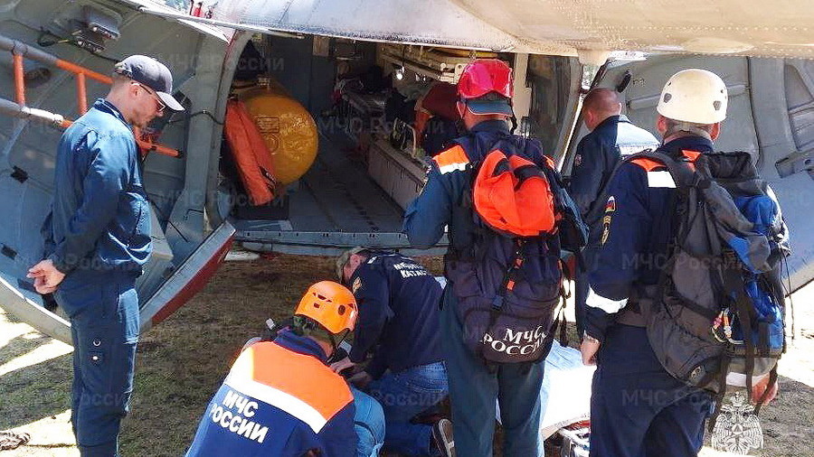 В Горном Алтае спасатели вертолетом эвакуировали упавшего с лошади мужчину