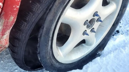 На трассе Барнаул – Новосибирск около десятка машин пробили колёса из-за состояния дороги